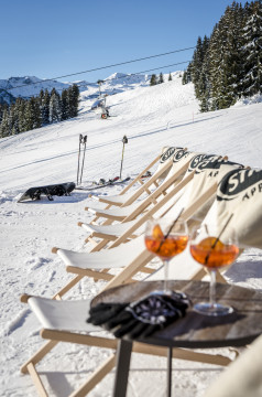 Alm_Liegestühle_Aperol_Ausblick_Hochformat